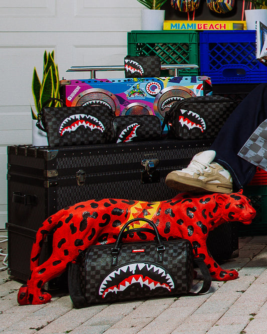 SPRAYGROUND® POUCHETTE SHARKS IN PARIS THUNDERDRIP CROSSOVER CLUTCH